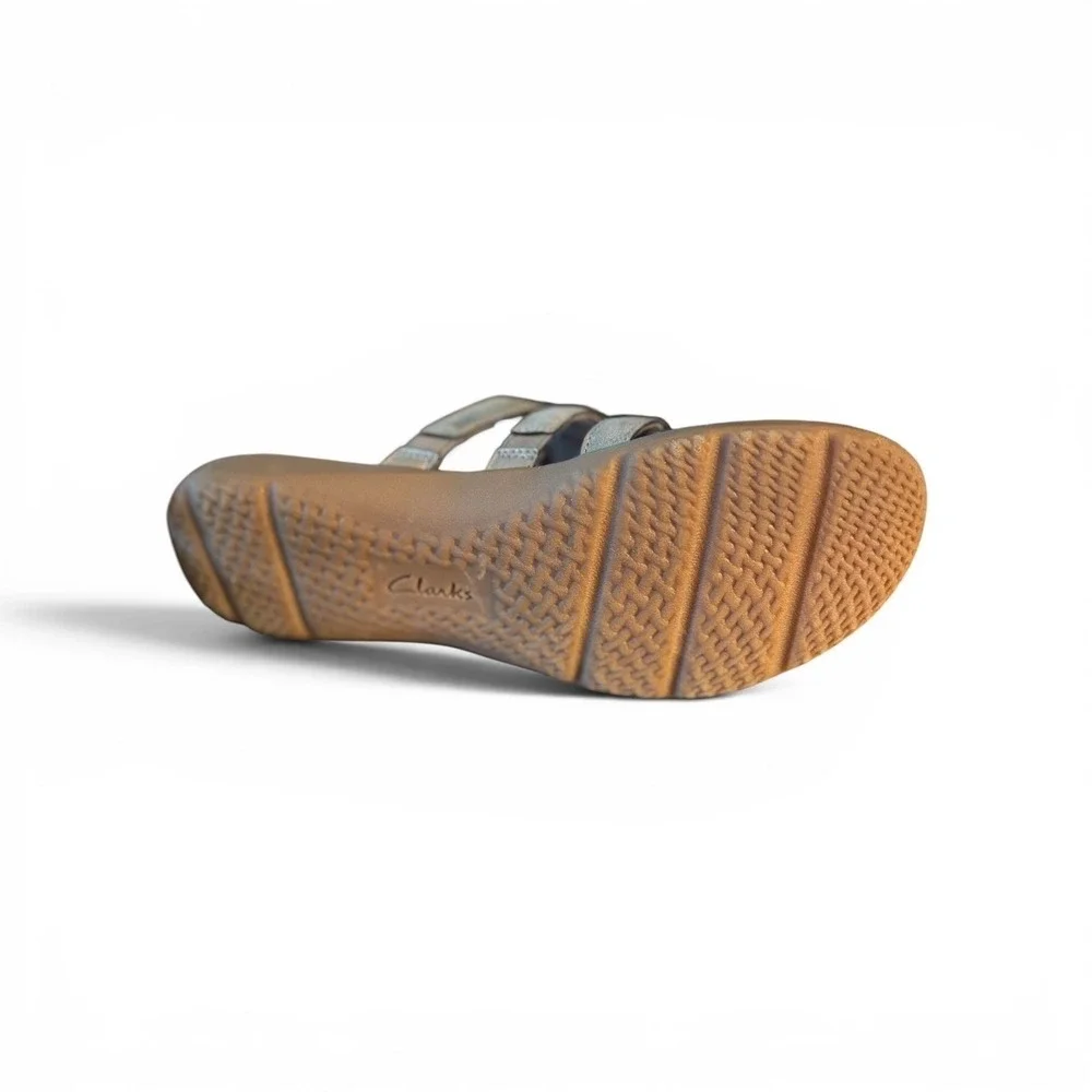 Clarks‎ Collection Ultimate Comfort NWOT Flower Thong Sandals Taupe Metallic